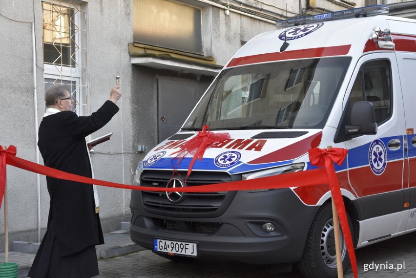 Nowoczesny i dobrze wyposażony mercedes pomoże ratować pacjentów w Gdyni. Ambulans to prezent od miasta dla pogotowia ratunkowego ZDJĘCIA