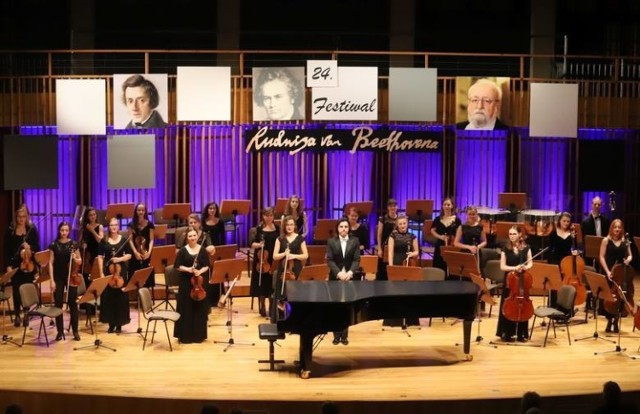Koncert doskonale wpisał się w tegoroczne jubileusze: 210. rocznicę urodzin Fryderyka Chopina oraz 250. rocznicę urodzin patrona festiwalu: Ludwiga van Beethovena.