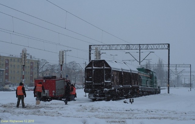 Wykolejona lokomotywa na przejeździe w ul. Sienkiewicza
