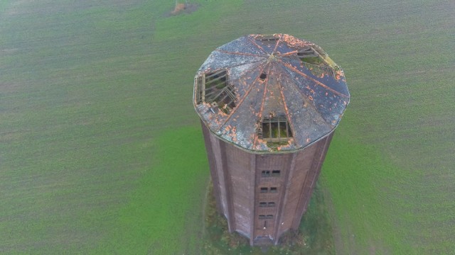 Dach wieży ciśnień w Solankach w Inowrocławiu jest bardzo zniszczony