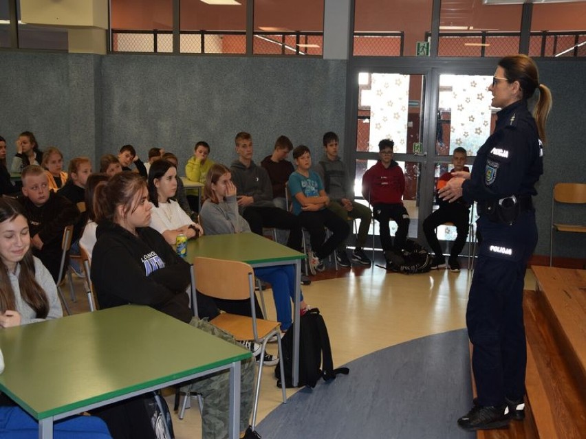 Policjanci rozmawiali z uczniami w Wierzchucinie o odpowiedzialności karnej nieletnich - 10 października 2022 r.