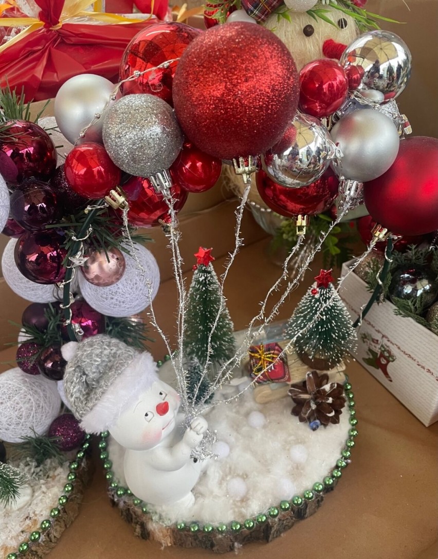Mikołajowy zawrót głowy na targowisku Balcerek w Rzeszowie. Grają, świecą, tańczą, wspinają się po linie do komina 