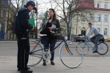 Policjanci przypominali, kiedy można jeździć rowerem po... chodniku