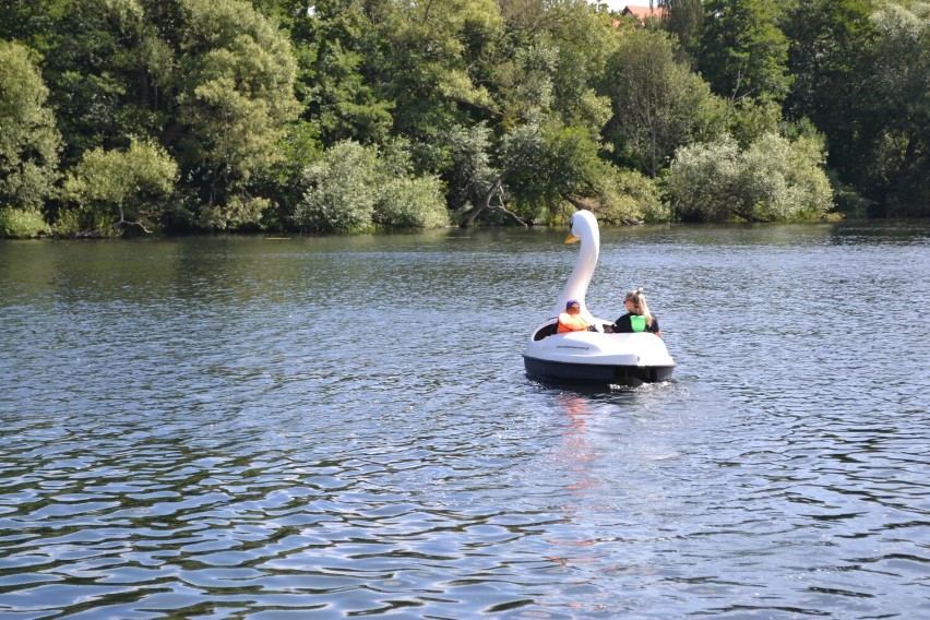 Juszkowo, gm. Pruszcz Gdański. Mieszkańcy korzystają z pięknej pogody i uroków rzeki Radunia |ZDJĘCIA