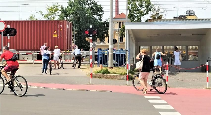 Nieduży murek kością niezgody pomiędzy rowerzystami a pieszymi. Dzieje się to przy przejeździe kolejowym na Słowiańskiej w Lesznie