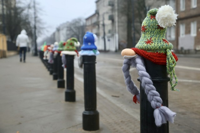 Mieszkańcy wydziergali świąteczne "ubranka" dla słupków na Kawęczyńskiej