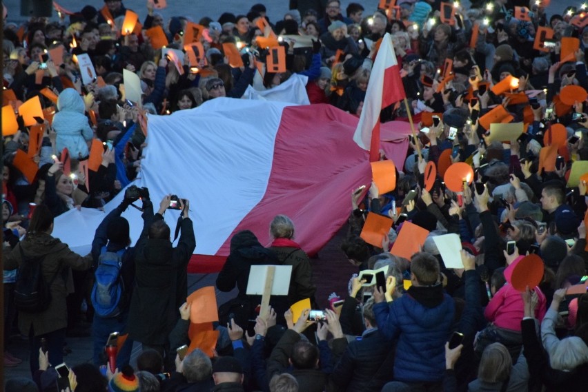 "Łańcuch światła z Wykrzyknikiem". Solidarni ze strajkującymi nauczycielami. Pikieta przed lubelskim ratuszem (ZDJĘCIA)