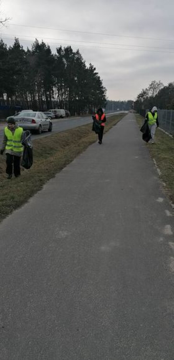 Uczennice z ZSZ Wolsztyn i ZSZ Powodowo dały dobry przykład i posprzątały ścieżkę rowerową