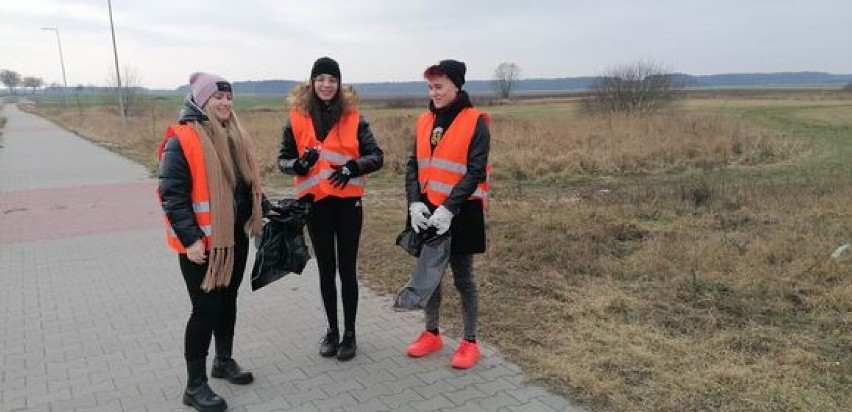 Uczennice z ZSZ Wolsztyn i ZSZ Powodowo dały dobry przykład i posprzątały ścieżkę rowerową