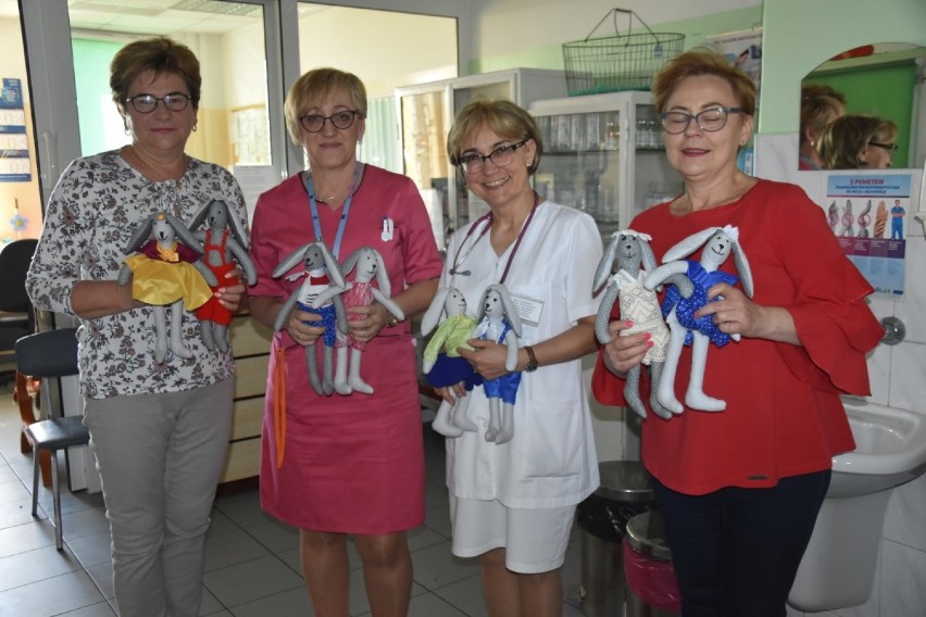 Wągrowieckie amazonki uszyły zajączki dla małych pacjentów z wągrowieckiego szpitala 