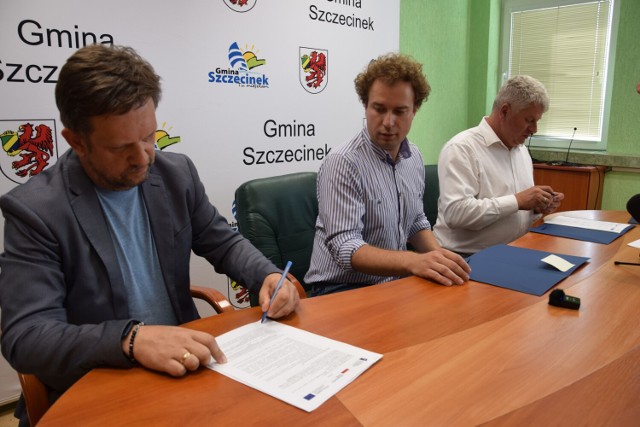Podpisanie umowy na dostawę komputerów - od lewej Bartosz Bielicki i Filip Bielicki z firmy Comdrew i wójt gminy Szczecinek Ryszard Jasionas