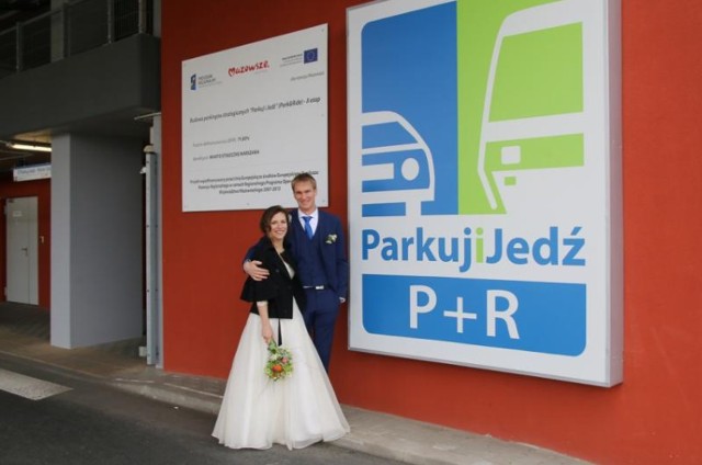 Nietypowy ślub w Warszawie. Ceremonia odbyła się... na parkingu!