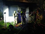 Pożar pustostanu w Czerwionce-Leszczynach. Cztery zastępy strażaków na miejscu walczyły z ogniem