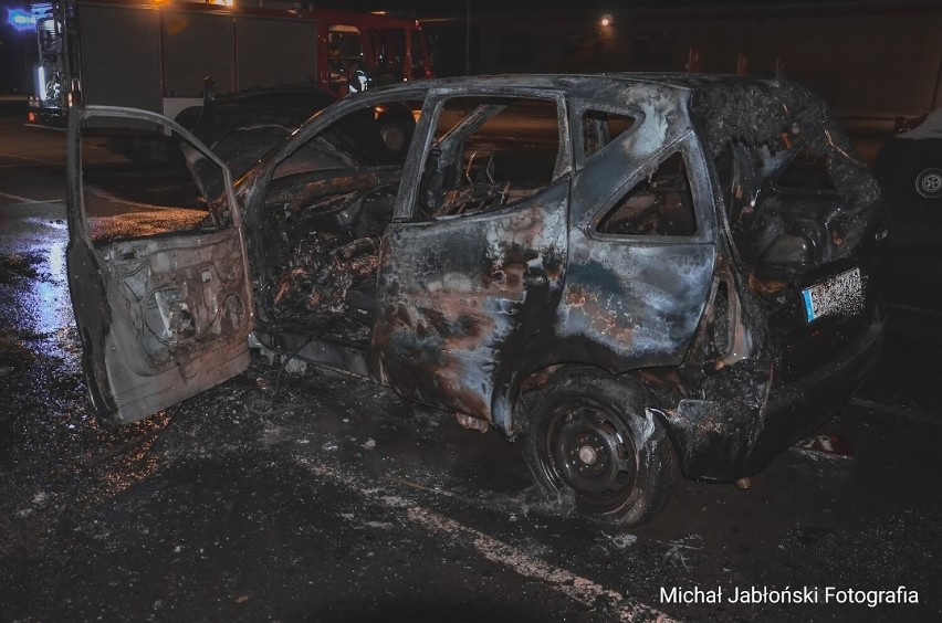 Spłonął samochód na parkingu przy byłym Tesco w Szczawnie -...