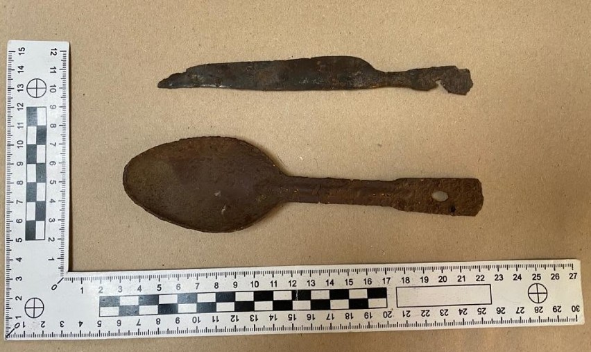 Małopolscy policjanci odzyskali przedmioty pochodzące nawet z czasów średniowiecza. Mężczyzna trzymał je na strychu