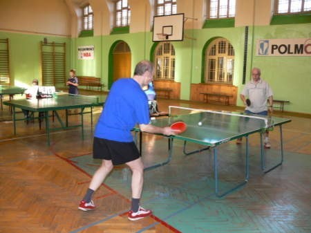 Bracia Płotkowie (w głębi Zbigniew, bliżej tyłem Krzysztof) to zarówno organizatorzy turniejów tenisa stołowego, a także gracze, którzy często plasują się w gronie najlepszych w kategorii open. Fot. Marcin Pacyno