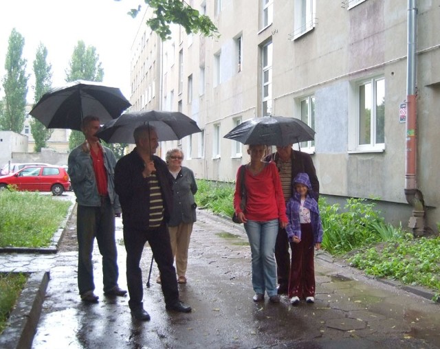 W miejscu, gdzie stoją mieszkańcy - na granicy dwóch działek - spółdzielnia chce postawić szlaban uniemożliwiający dojazd do posesji.