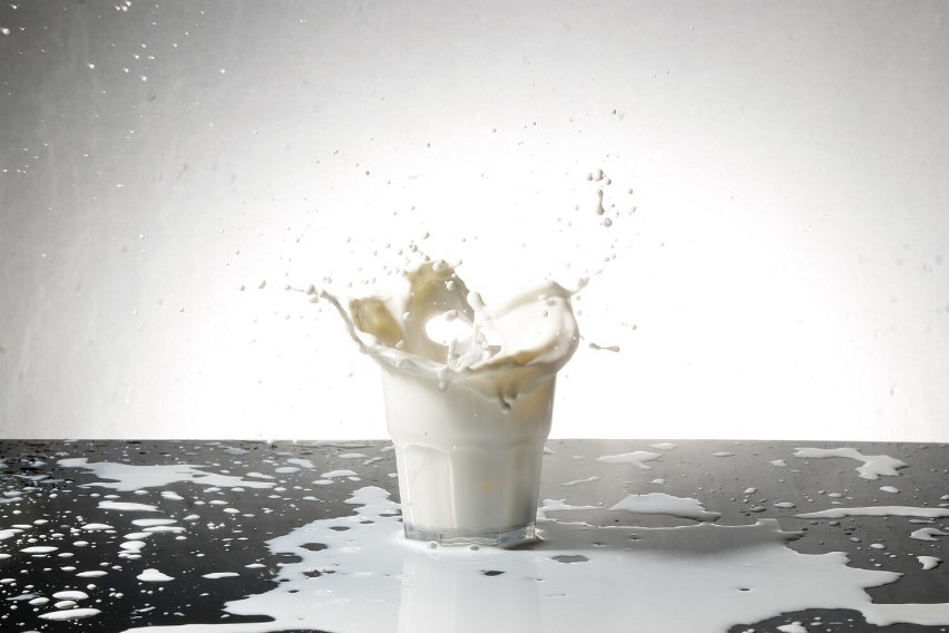 Mleko zawiera duże ilości białka, wapnia, witamin (takich...