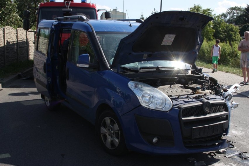 Wypadek w Chorzowie. Czołówka fiata z bmw, ranny kierowca [ZDJĘCIA]