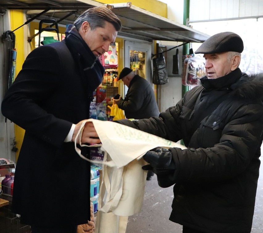 Dzień bez Opakowań Foliowych w Kaliszu. Prezydent rozdawał ekologiczne torby ZDJĘCIA