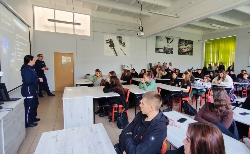 Funkcjonariusze z KPP w Radomsku w szkołach promują zawód policjanta
