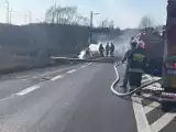 Groźne zdarzenie na DK 46 w Blachowni. Samochód uderzył w słup i stanął w płomieniach