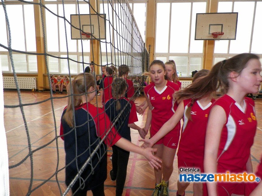 Oleśnica: Uczniowie z „szóstki” zdominowali zawody siatkarskich trójek