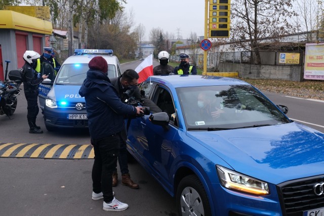 Kierowcy, którzy jechali na samochodowy Marsz Niepodległości do centrum Katowic zostali zatrzymani do kontroli przez policję.