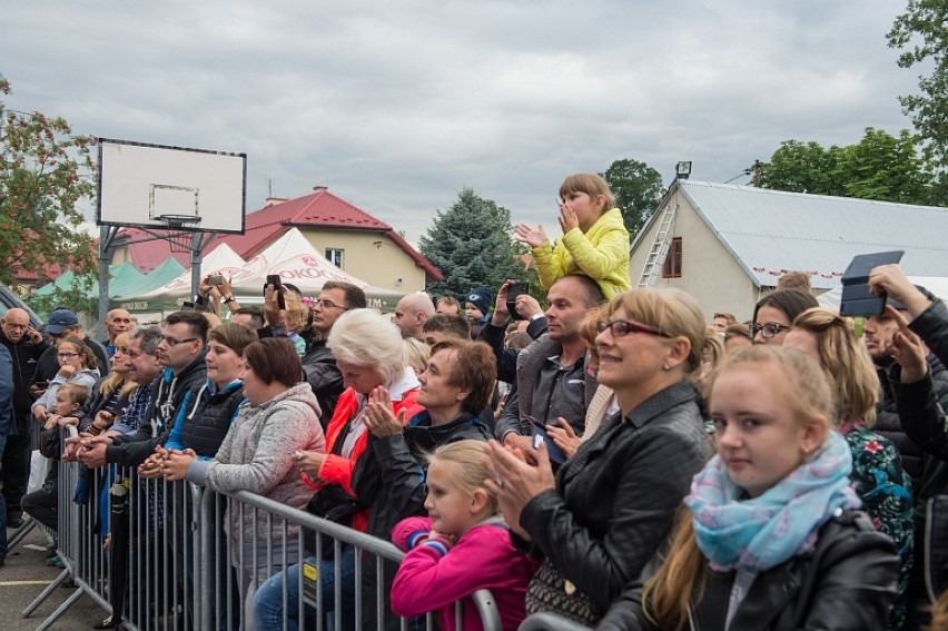 Powitanie Lata w gminie Rzezawa. Na scenie wystąpiły Baciary, mimo chłodnej aury publiczność dopisała [ZDJĘCIA]