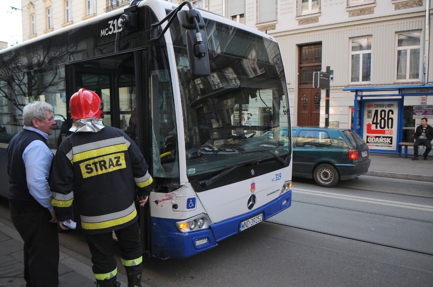 Kraków. Wypadek na ul. Lubicz. Autobus zderzył się z samochodem [ZDJĘCIA, WIDEO]