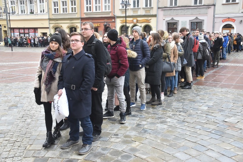 W czwartek blisko pół tysiąca maturzystów zatańczyło...