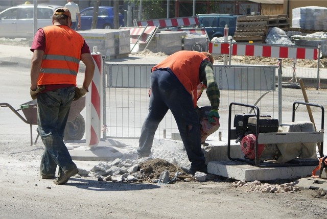 1.145 - o tyle spadła liczba bezrobotnych w Lubuskiem w marcu w stosunku do lutego. Wojewódzki Urząd Pracy w Zielonej Górze jak co miesiąc przygotował szczegółowe dane o bezrobociu w regionie. Co z nich wynika?

W marcu w Lubuskiem w urzędach pracy zarejestrowanych było 22.201 osób. Oznacza to, że średnia stopa bezrobocia w województwie wynosiła 6,1 proc. Urząd pracy przygotował też dane o bezrobociu w poszczególnych powiatach. Dowiemy się z nich m. in. w którym powiecie stopa bezrobocia jest najwyższa, w którym najniższa oraz ile osób nie ma pracy w każdym z lubuskich powiatów. 

DANE O BEZROBOCIU W POSZCZEGÓLNYCH POWIATACH WOJEWÓDZTWA LUBUSKIEGO ZNAJDZIESZ NA KOLEJNYCH ZDJĘCIACH W TEJ GALERII. 

Zobacz też wideo: 60 Sekund Biznesu: Bez importu siły roboczej polska gospodarka by sobie nie poradziła.


