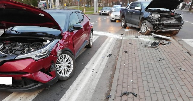 W Słupsku 79-letni kierowca toyoty wjechał na czerwonym świetle w forda