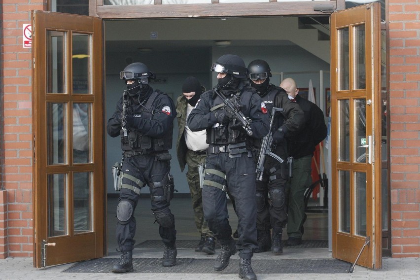 Policyjne ćwiczenia TARCZA 2013 w Legnicy (ZDJĘCIA)