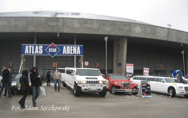 Przed Halą Atlas Arena część wystawc&oacute;w prezentowała samochody do ślubu. Fot. Adam Sęczowski