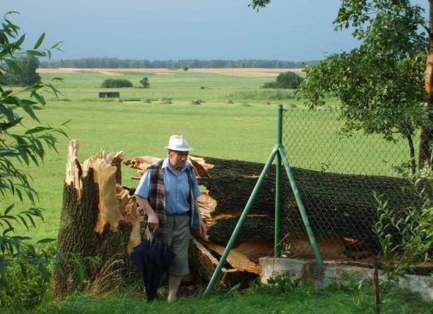 Dyrektor  Antoni Cybulski ocenia straty spowodowane w 2009...