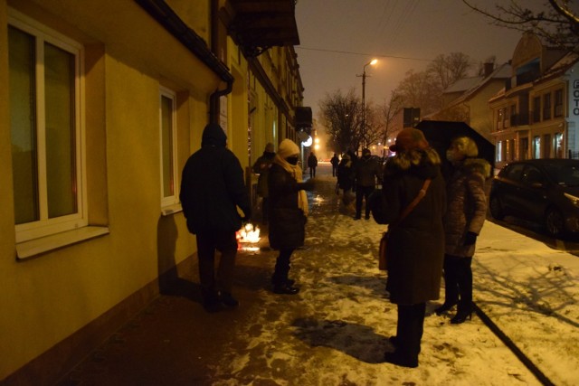 Spacer i znicze pod biurem PiS. Protest kobiet w Zduńskiej Woli