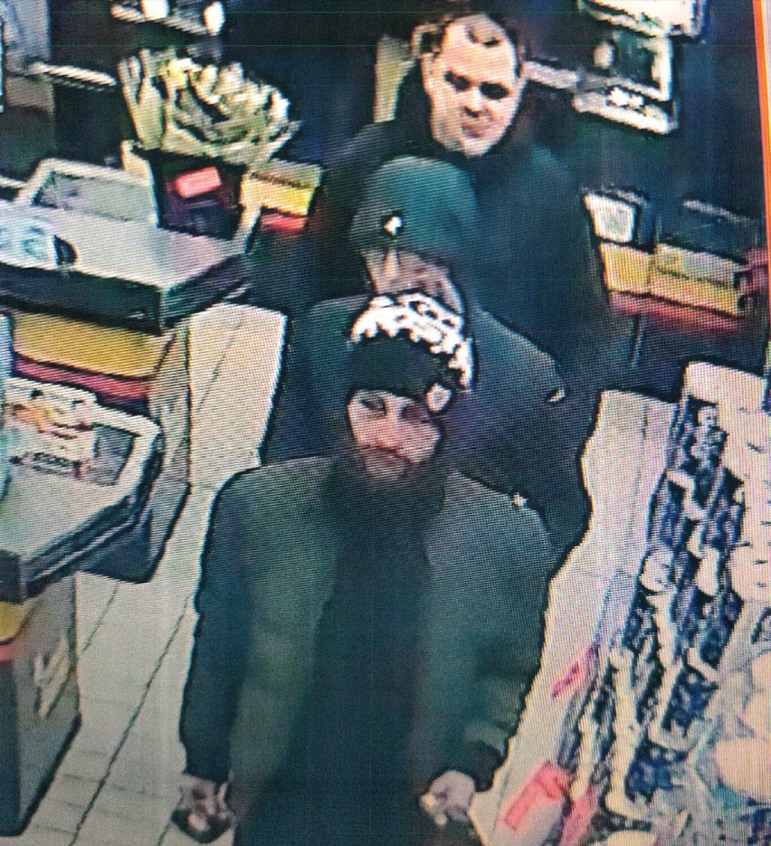 Ukradli w sklepie alkohol. Tych mężczyzn poszukuje opoczyńska policja - ZDJĘCIA