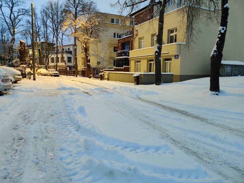 Atak zimy w nocy i o poranku. Trójmiasto zaśnieżone, kierowcy informują o lodzie na drogach