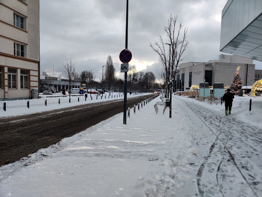 Atak zimy w nocy i o poranku. Trójmiasto zaśnieżone, kierowcy informują o lodzie na drogach