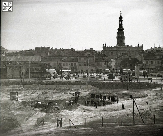 1972 rok. Tak wyglądało rozpoczęcie budowy zamojskiego amfiteatru. W tle widać dworzec PKS, który działał wówczas na zamojskim Starym Mieście. Fotografia Jerzego Filcka z negatywów przekazanych przez prof. B.M. Pawlickiego.