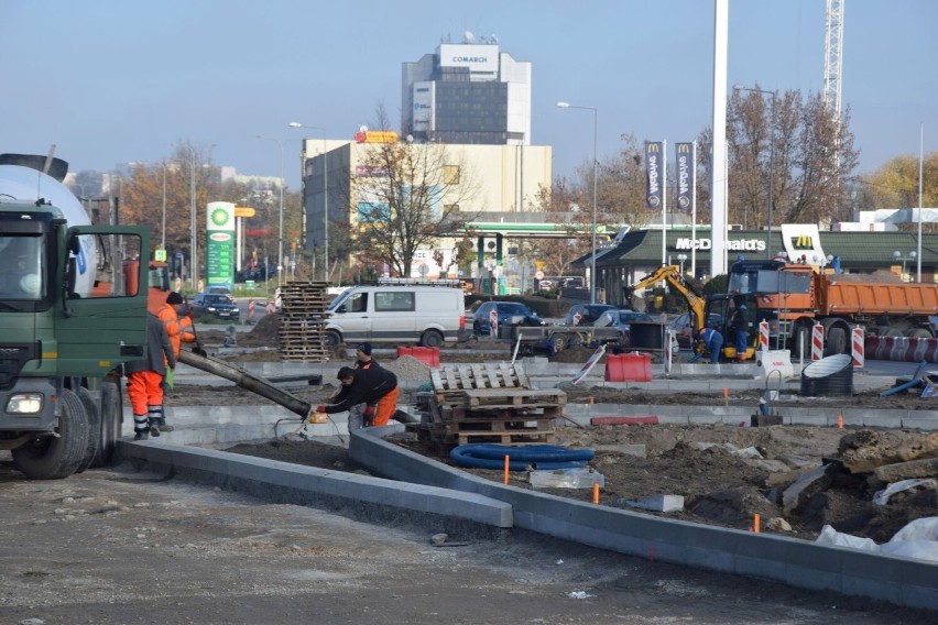 Przebudowa ulicy Domaszowskiej i skrzyżowania z Solidarności w Kielcach szybko się nie skończy. Zobacz zdjęcia
