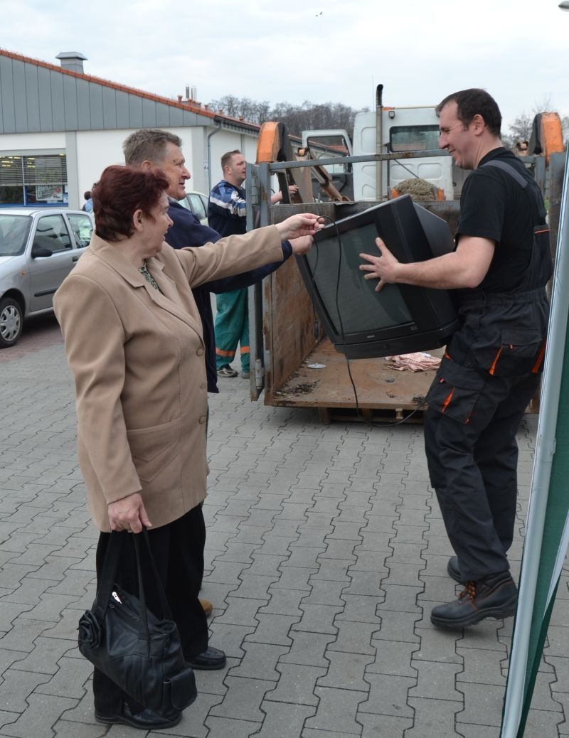 Świętochłowice: W zamian za zużyty sprzęt RTV i AGD dostali nasionka i cebulki kwiatów oraz iglaki