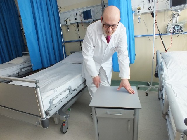 Do dyspozycji pacjentów zmodernizowanej sali są m.in. szafki, otwierane z dwóch stron.