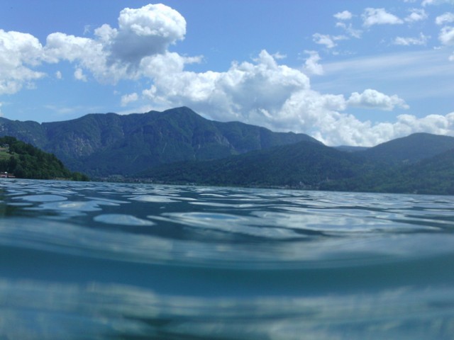 Caldonazzo jest niewielkim jeziorem, cudownie położonym pośr&oacute;d Dolomit&oacute;w na wysokości 430 m n.p.m. Ma powierzchnię 5,62 km2 i 5 km szerokości. Zdjęcie zrobione jest specjalnym, podwodnym aparatem fotograficznym. Fot. Halina Kr&uuml;sch Czopo