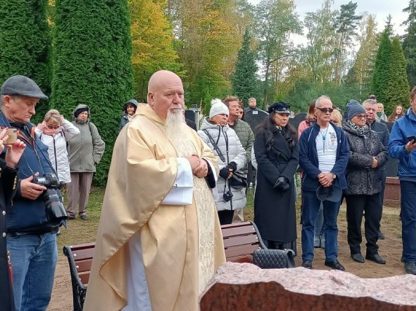 Nagrobek Krzysztofa Krawczyka poświęcony przez biskupa...