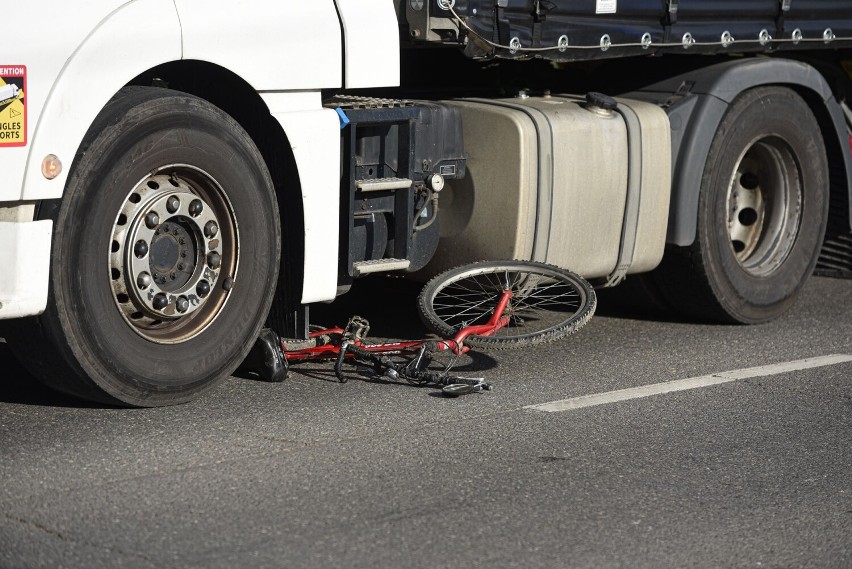 Wypadek w Radymnie. Pod kołami ciężarówki zginął 70-letni rowerzysta [ZDJĘCIA]