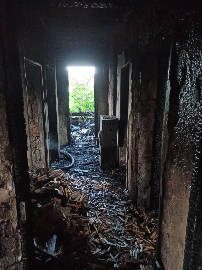 Pożar domu przy Korzeniowskiego w Pruszczu Gdańskim. 7 zastępów straży walczyło z ogniem |ZDJĘCIA