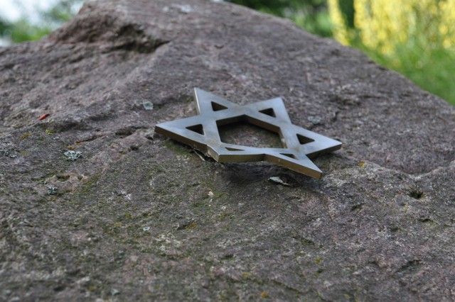 W Śremie: tablica pamiątkowa na cmentarz żydowski wróci jeszcze w tym roku
