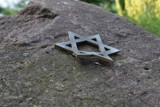 W Śremie: kiedy wróci tablica pamiątkowa na cmentarz żydowski?